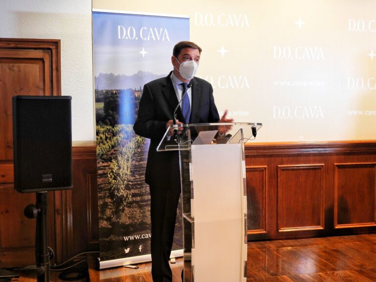 Luis Planas valora el paso adelante emprendido por la DOP Cava en su apuesta por la diferenciación y la creación de valor