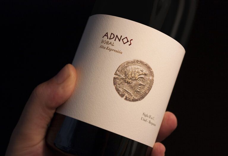 La Guía Peñín 2022 destaca el Adnos Bobal de Coviñas como vino excelente