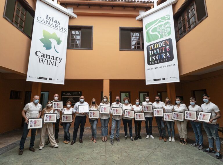 La cuarta promoción de sumilleres del Campus del Vino de Canarias recibe sus títulos