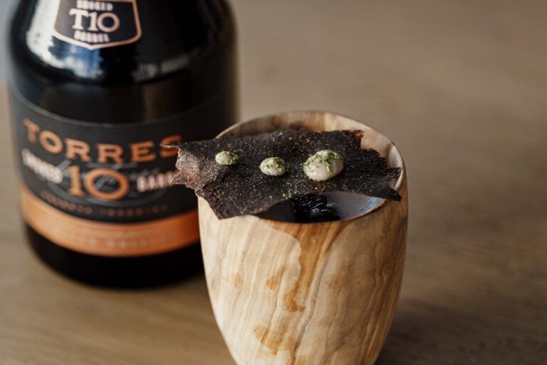 Torres Brandy sigue innovando y presenta  el primer brandy ahumado, Torres 10 Smoked Barrel