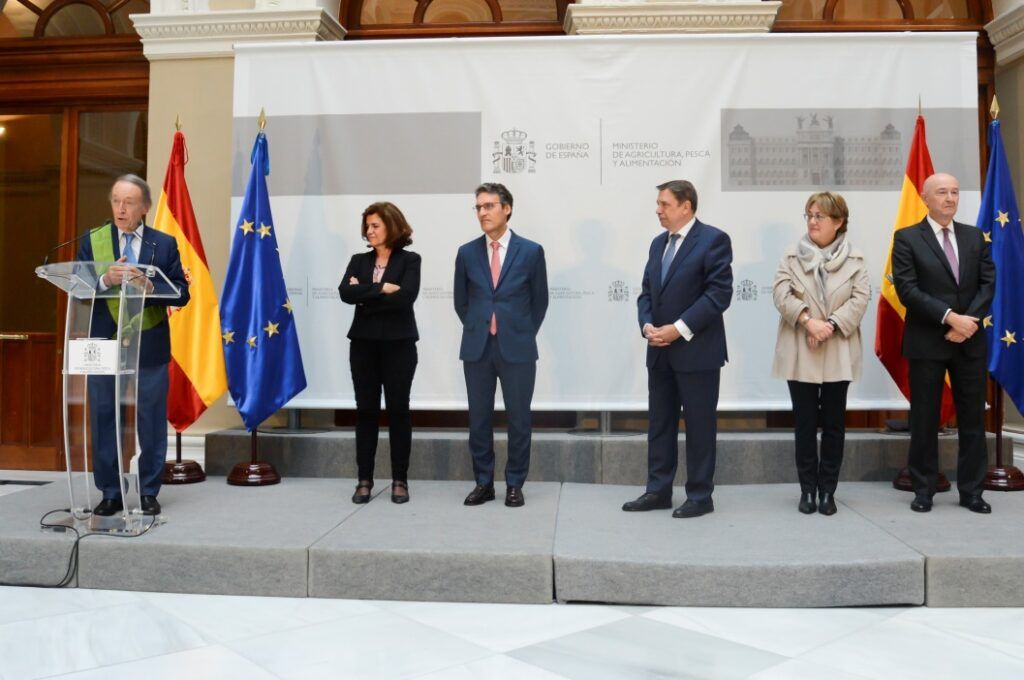 Miguel A. Torres, presidente de Familia Torres, condecorado con la Gran Cruz al Mérito Alimentario