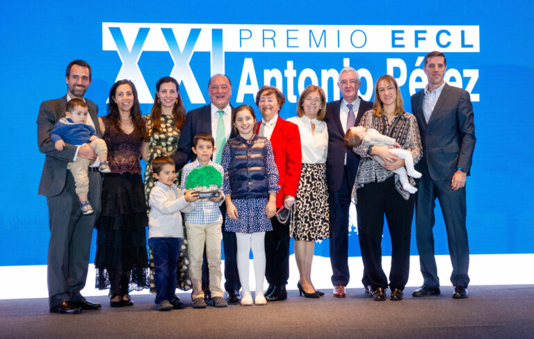 La familia Moro González, fundadora y propietaria de Bodegas Familiares Matarromera, recibió ayer el XXI Premio EFCL “Antonio Pérez”