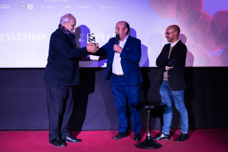 El cineasta José Luis López-Linares recibió anoche el distintivo «Amigo del Rioja» en el estreno en Madrid de su último documental sobre la Denominación