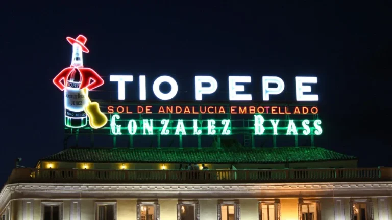 González Byass apaga el icónico luminoso de Tío Pepe para sumarse a «La Hora del Planeta»